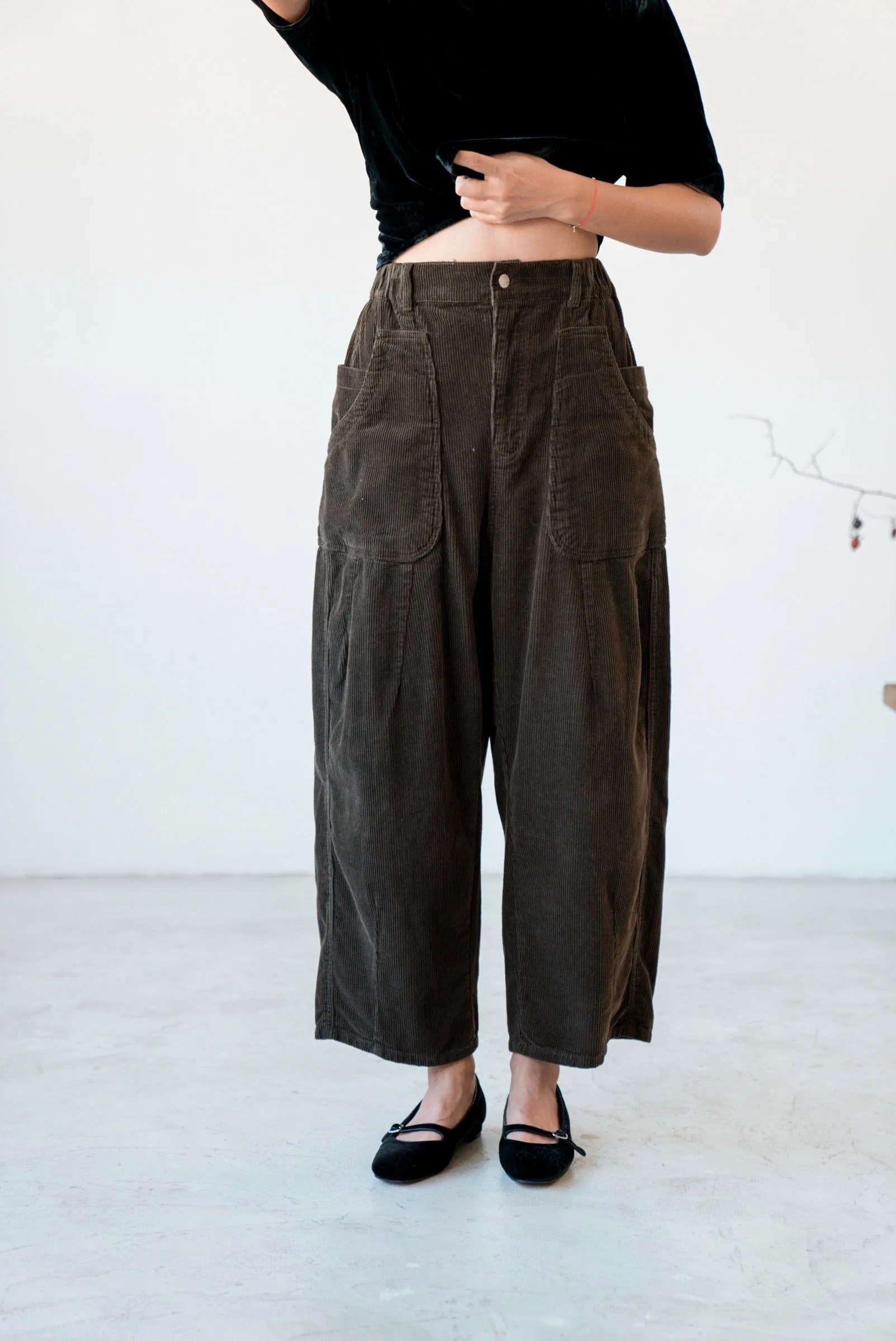 ( WHITE / KHAKI ) CORDUROY RELAXED PANTS 🌟BEST BUY🌟