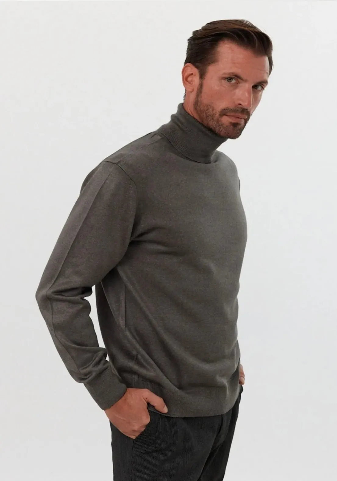 “Isaac” Dark Grey Men’s Turtle Neck