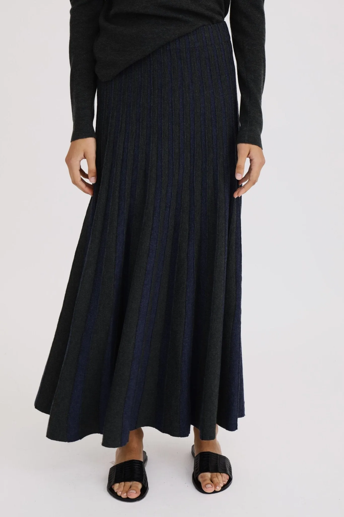 MADISON LONG PLEATED TWO-TONE SKIRT IN FINE MERINO KNIT